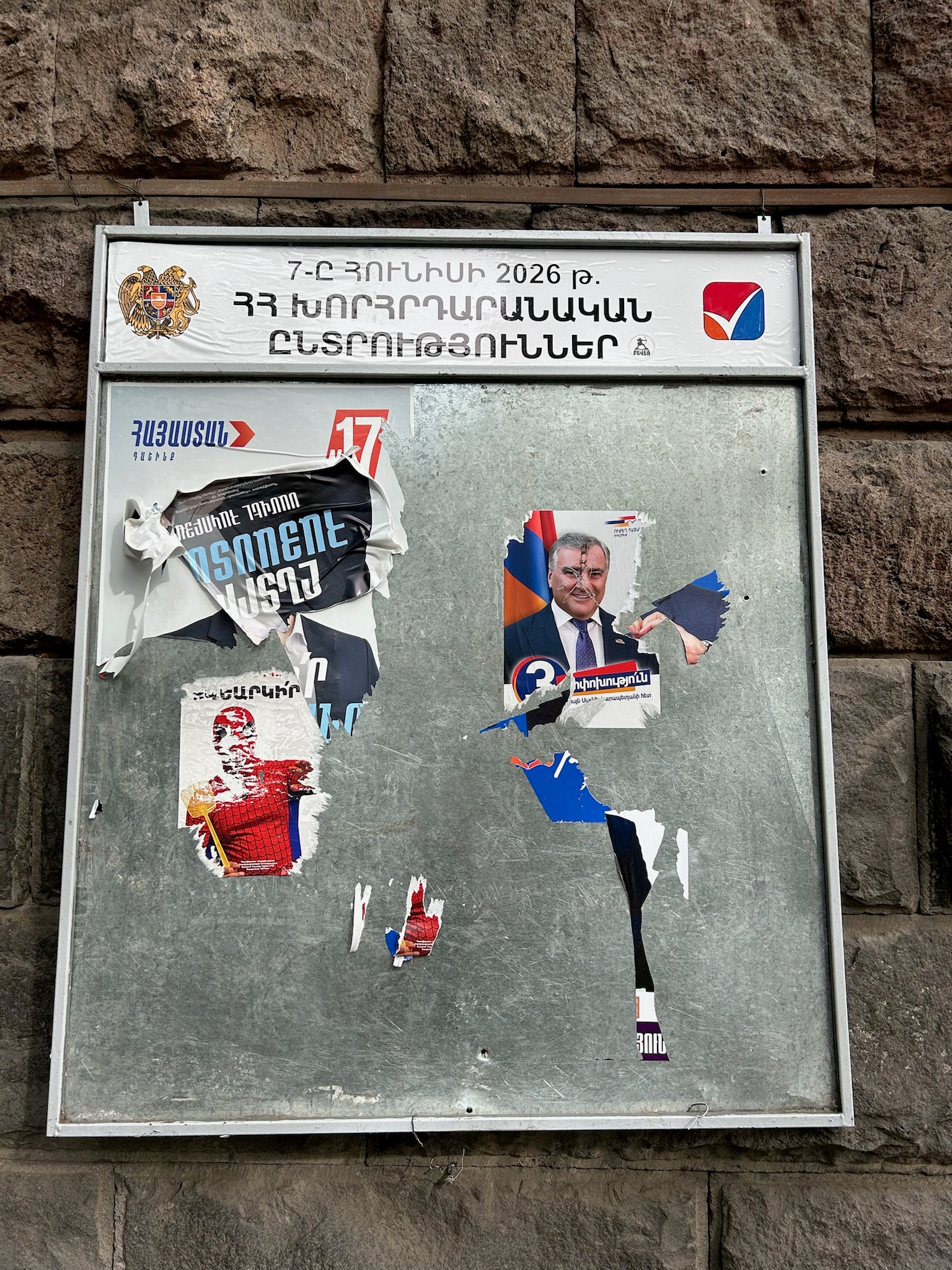 Oppslagstavle med revne valgplakater