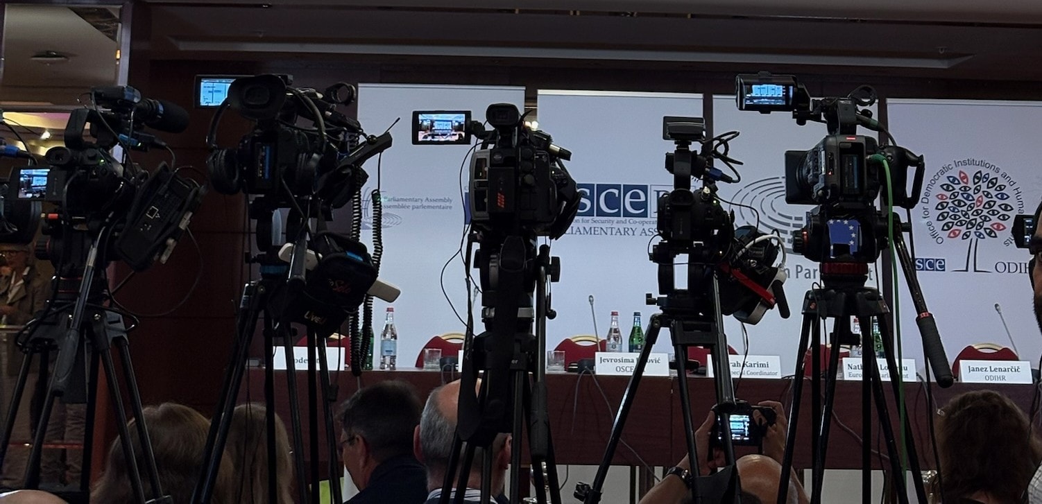 Pressekonferanse med kameraer