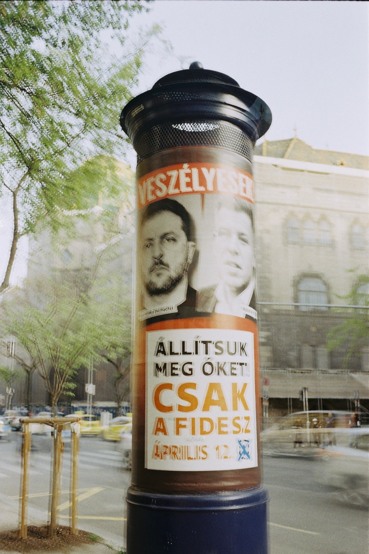Plakatsøyle med politiske plakater